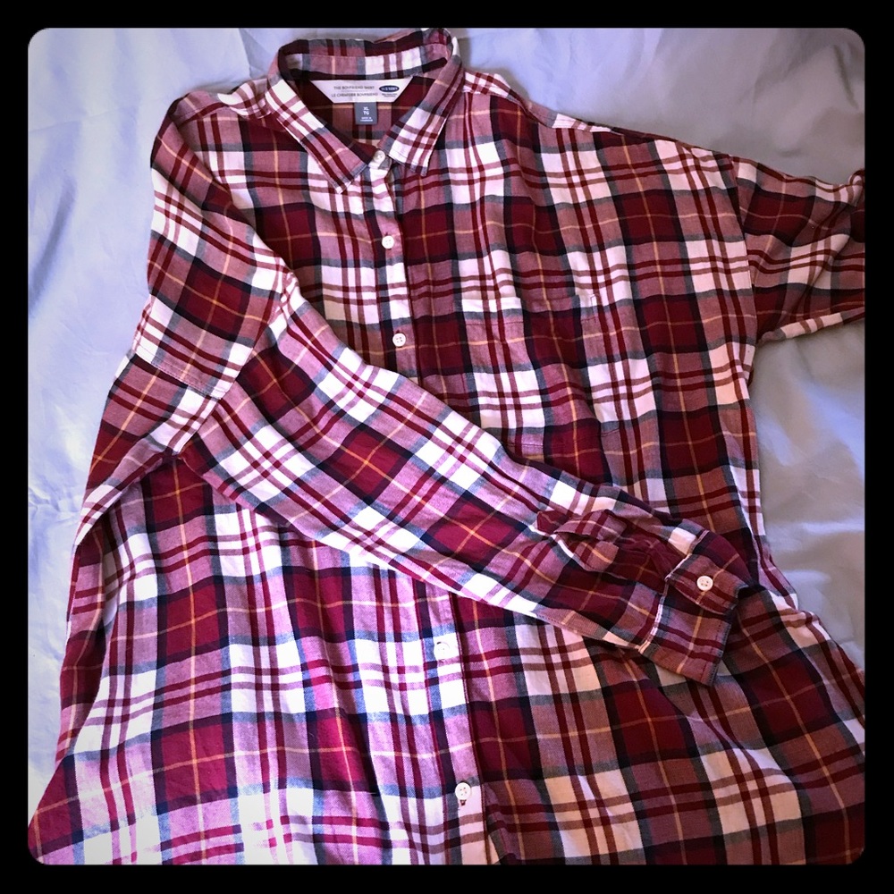 Women’s plaid flannel button down shirt